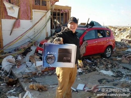 不幸中的万幸,这哥们儿的家都被龙卷风吹走了,唯独PS4还完好